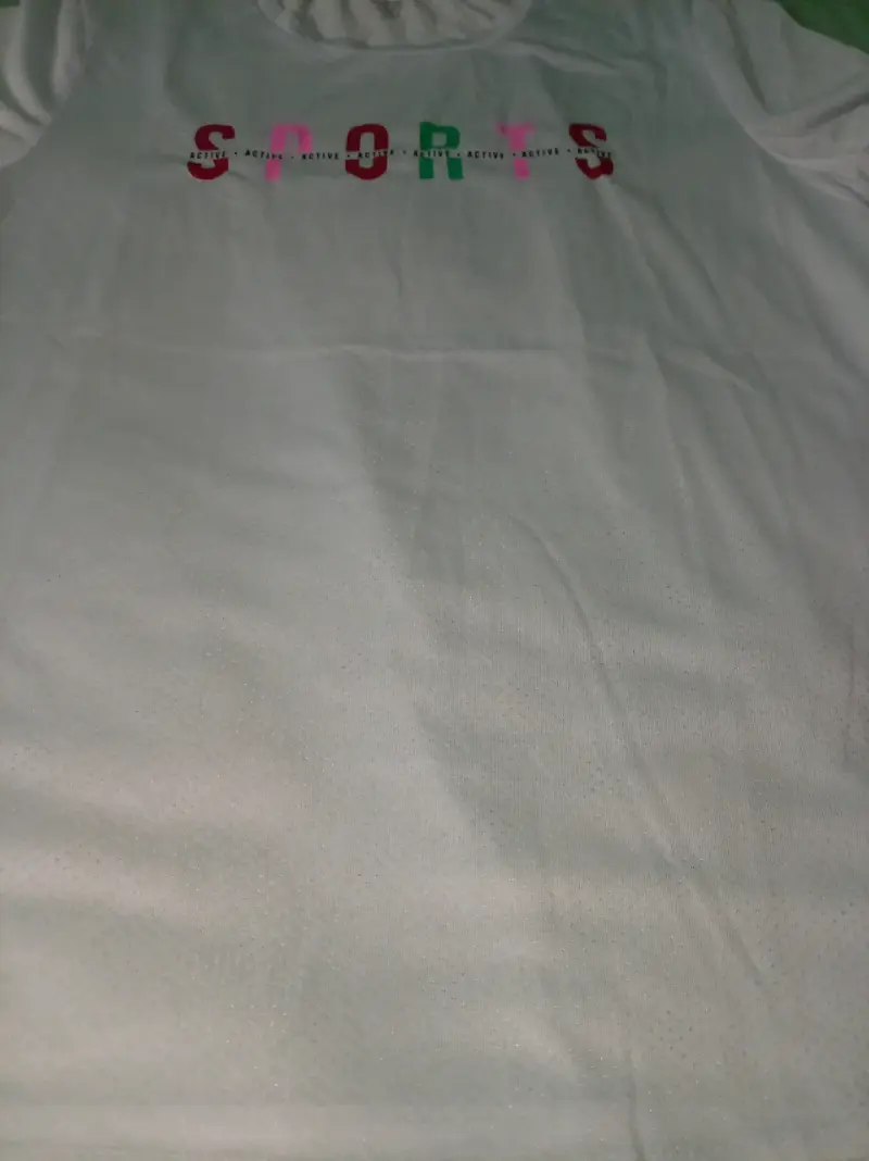 Polera deportiva blanca con diseño 'SPORTS' - 3