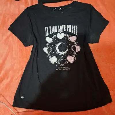 Polera negra con diseño lunar - miniatura 1