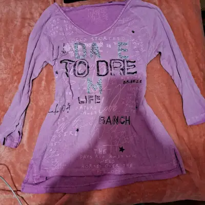 Polera morada con estampado 'Dare to Dream' - miniatura 1