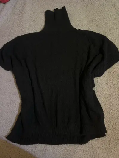 Poncho  negro de cuello alto para mujer - miniatura 1
