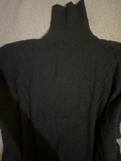 Poncho  negro de cuello alto para mujer - miniatura 2