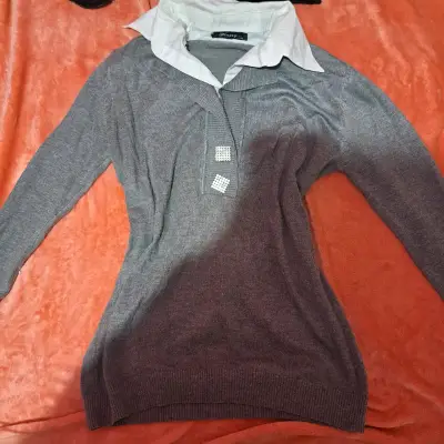 Suéter gris con cuello blanco y2k - miniatura 1