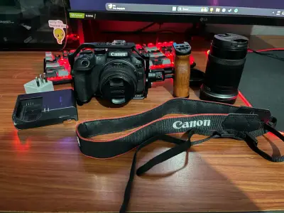 Cámara Canon EOS R10 con accesorios - miniatura 1