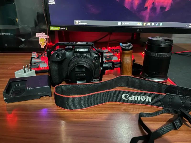 Cámara Canon EOS R10 con accesorios - 2