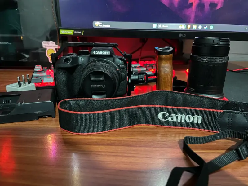 Cámara Canon EOS R10 con accesorios - 3