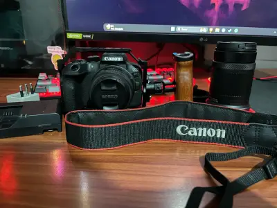 Cámara Canon EOS R10 con accesorios - miniatura 3