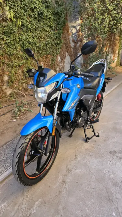 Moto deportiva azul en buen estado - miniatura 1