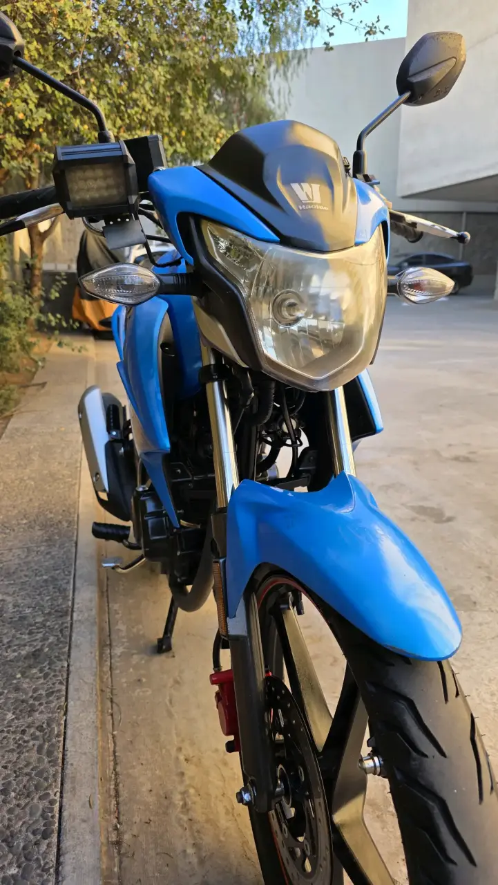 Moto deportiva azul en buen estado - 2