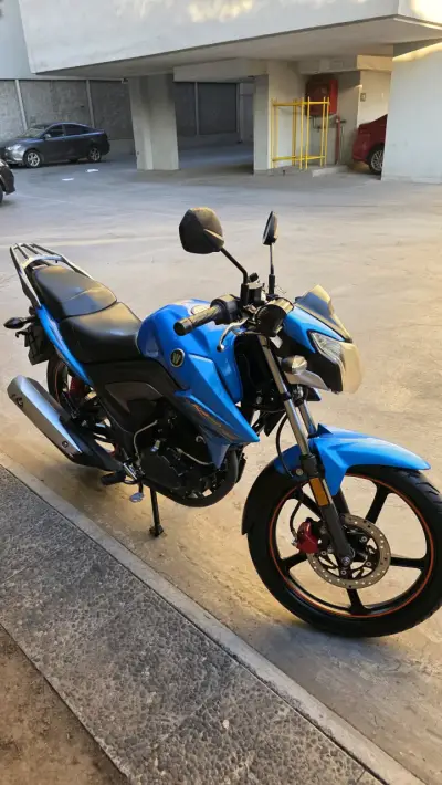 Moto deportiva azul en buen estado - miniatura 3