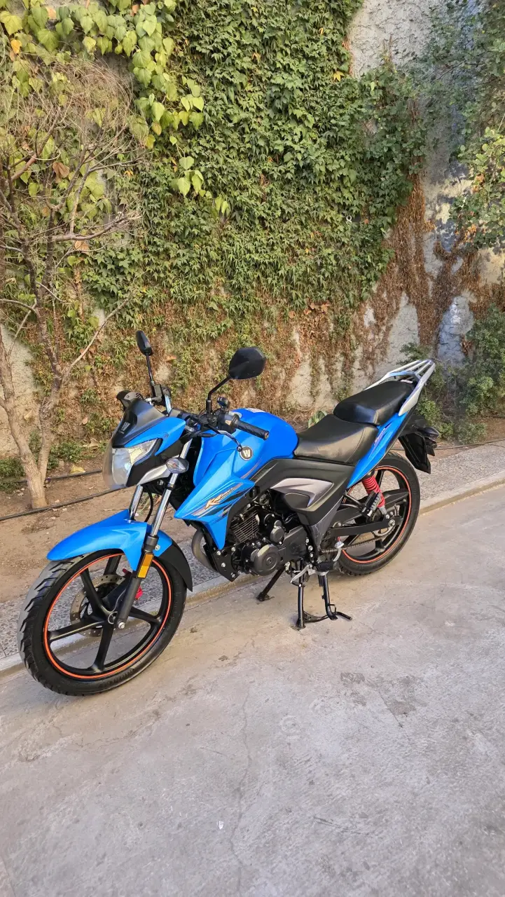 Moto deportiva azul en buen estado - 4