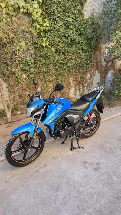 Moto deportiva azul en buen estado - miniatura 4