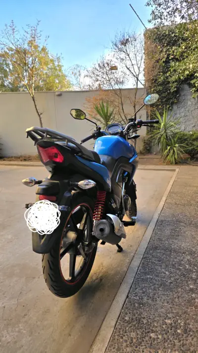 Moto deportiva azul en buen estado - miniatura 5