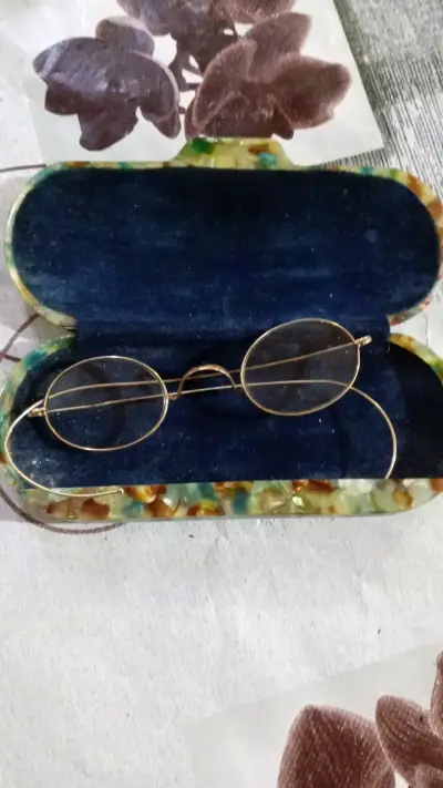 Lentes vintage con estuche decorativo - miniatura 1