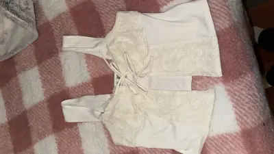 Top de encaje blanco con tirantes - miniatura 1