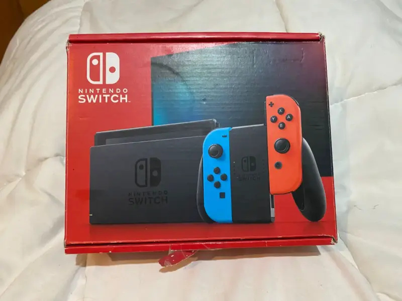 Consola Nintendo Switch con Joy-Con rojo y azul - 2