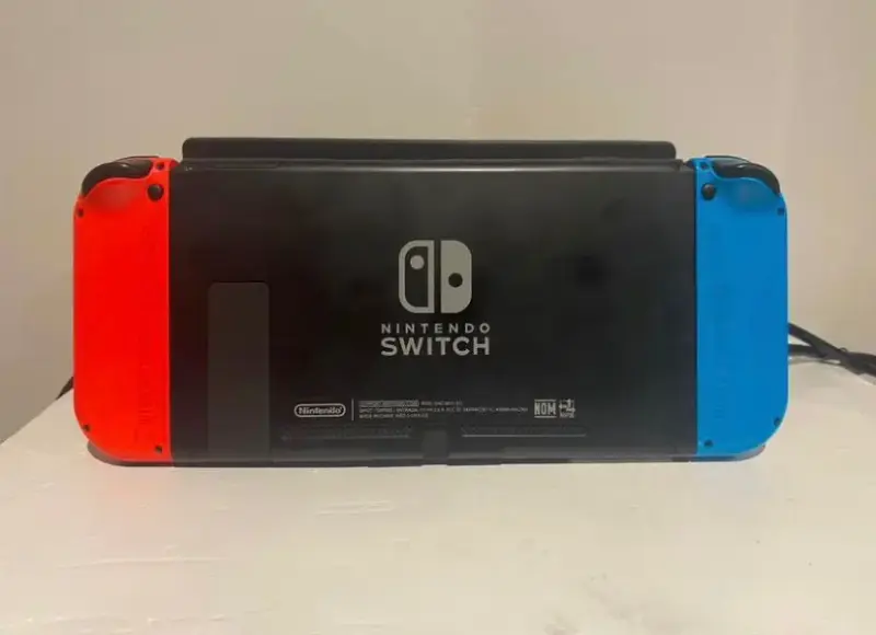 Consola Nintendo Switch con Joy-Con rojo y azul - 4