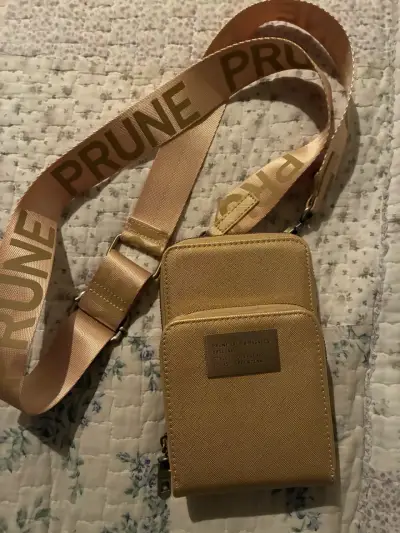 Porta pasaporte Prüne dorada con correa ajustable - miniatura 1