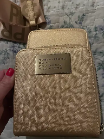 Porta pasaporte Prüne dorada con correa ajustable - miniatura 4