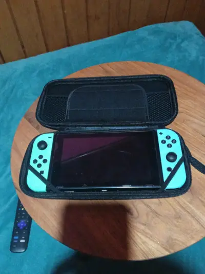 Consola Nintendo Switch con estuche - miniatura 1