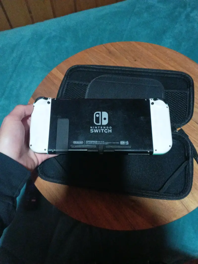 Consola Nintendo Switch con estuche - 2