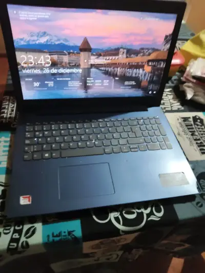 Laptop Lenovo con procesador AMD Ryzen - miniatura 1