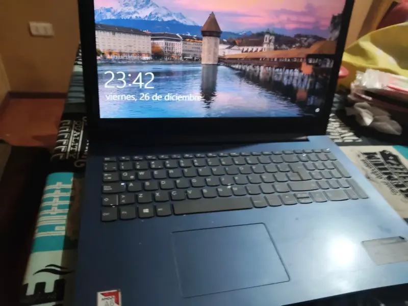 Laptop Lenovo con procesador AMD Ryzen - 2