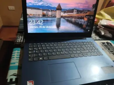 Laptop Lenovo con procesador AMD Ryzen - miniatura 2