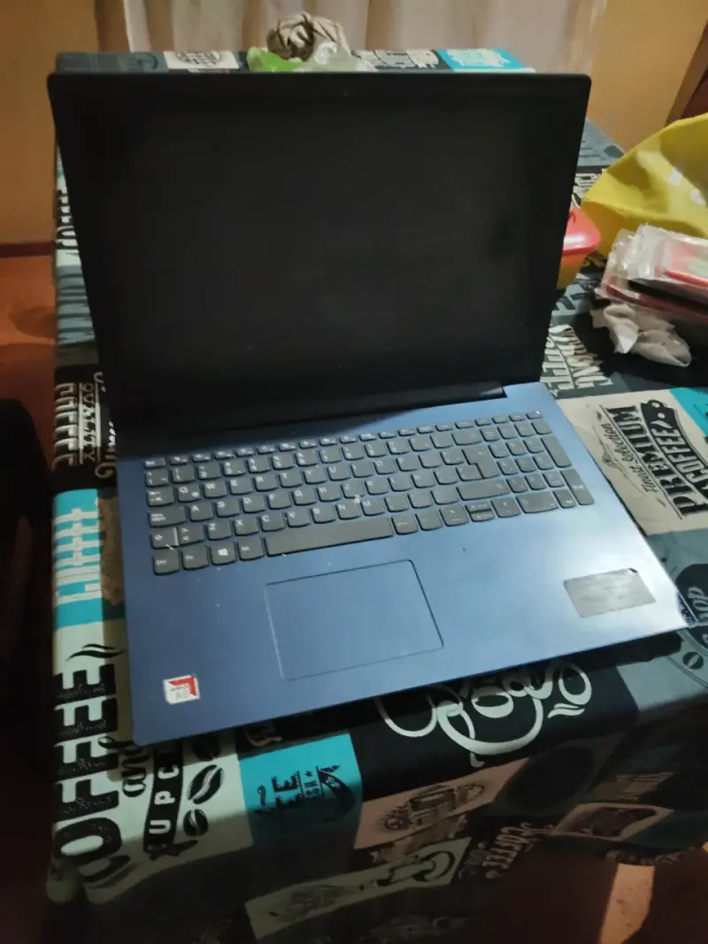Laptop Lenovo con procesador AMD Ryzen - 3