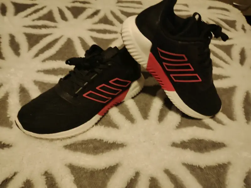 Zapatillas deportivas negras con detalles rojos