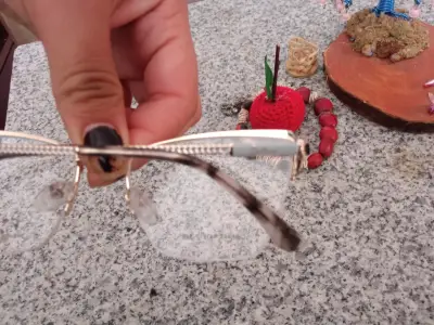 Lentes de lectura con marco dorado - miniatura 1