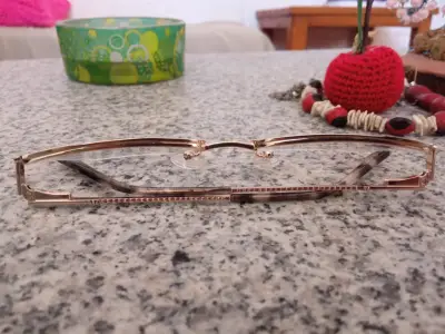 Lentes de lectura con marco dorado - miniatura 2