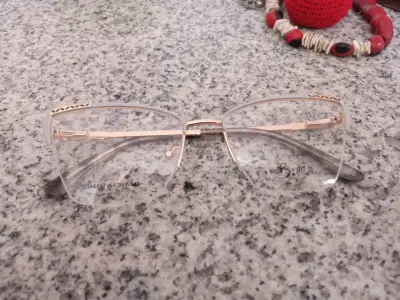 Lentes de lectura con marco dorado - miniatura 3