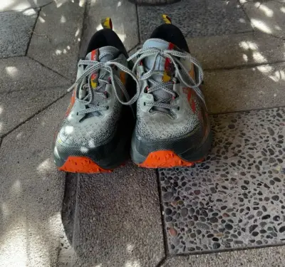 Zapatillas deportivas grises y naranjas - miniatura 1