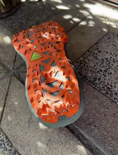 Zapatillas deportivas grises y naranjas - miniatura 2