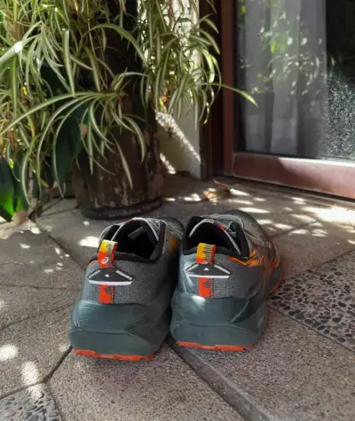Zapatillas deportivas grises y naranjas - miniatura 4
