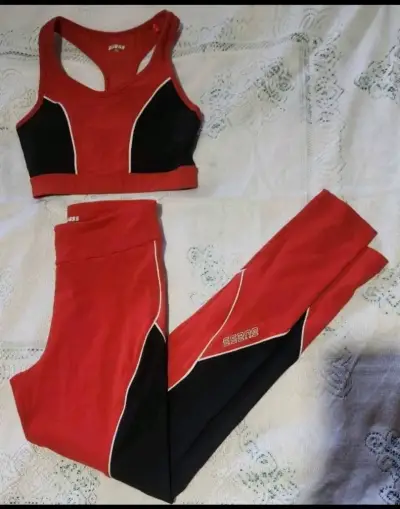 Conjunto deportivo rojo y negro Guess original - miniatura 1