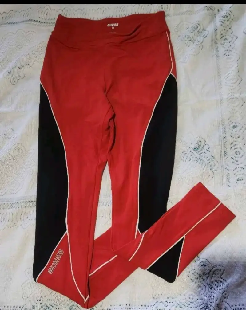 Conjunto deportivo rojo y negro Guess original - 4