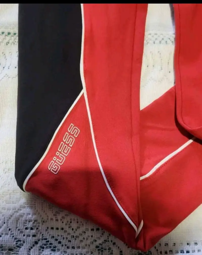 Conjunto deportivo rojo y negro Guess original - 5