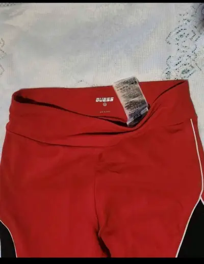 Conjunto deportivo rojo y negro Guess original - miniatura 6
