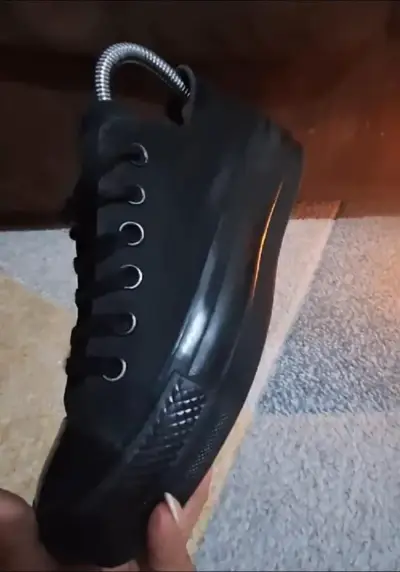 Zapatillas negras estilo casual - miniatura 1