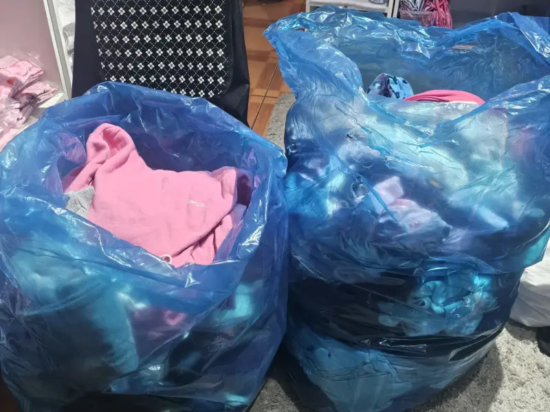 Lote de ropa variada en bolsas