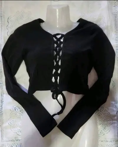 Crop negro con diseño cruzado - miniatura 1