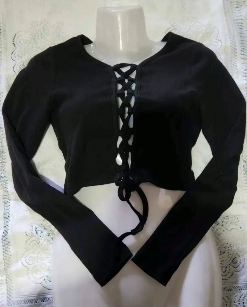 Crop negro con diseño cruzado - 2
