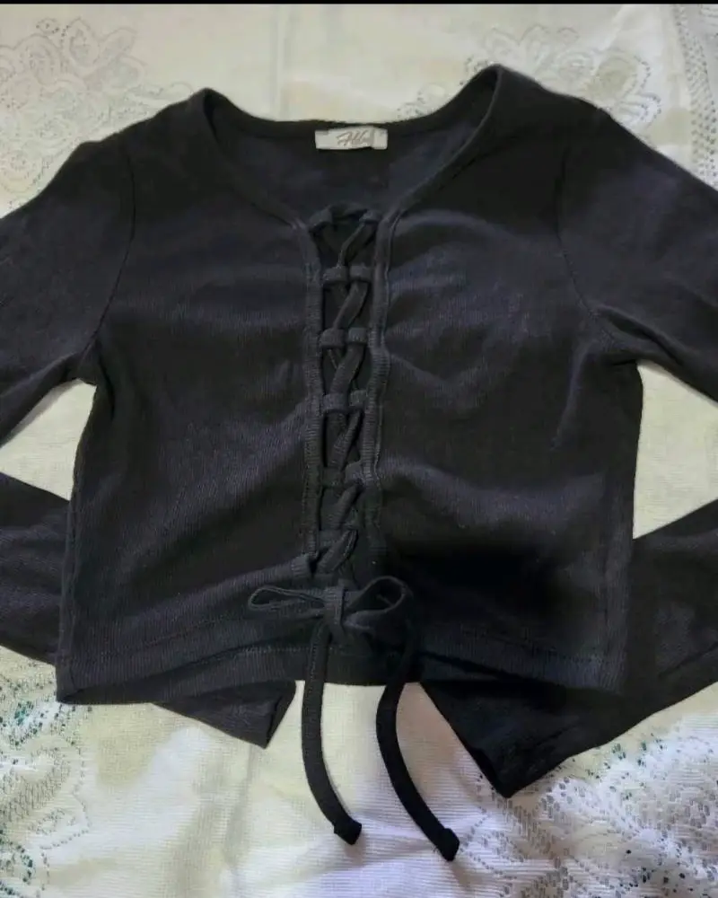 Crop negro con diseño cruzado - 3