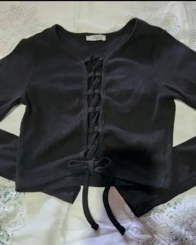 Crop negro con diseño cruzado - miniatura 3
