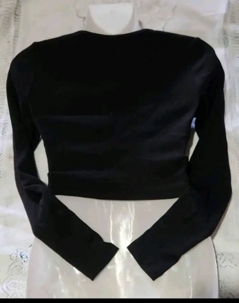 Crop negro con diseño cruzado - 4