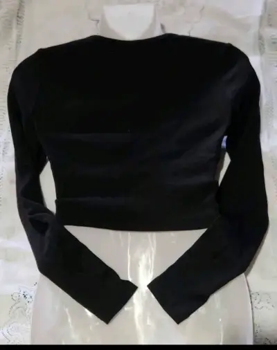 Crop negro con diseño cruzado - miniatura 4