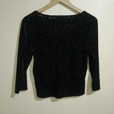 Polera de terciopelo con estampado animal print - miniatura 2