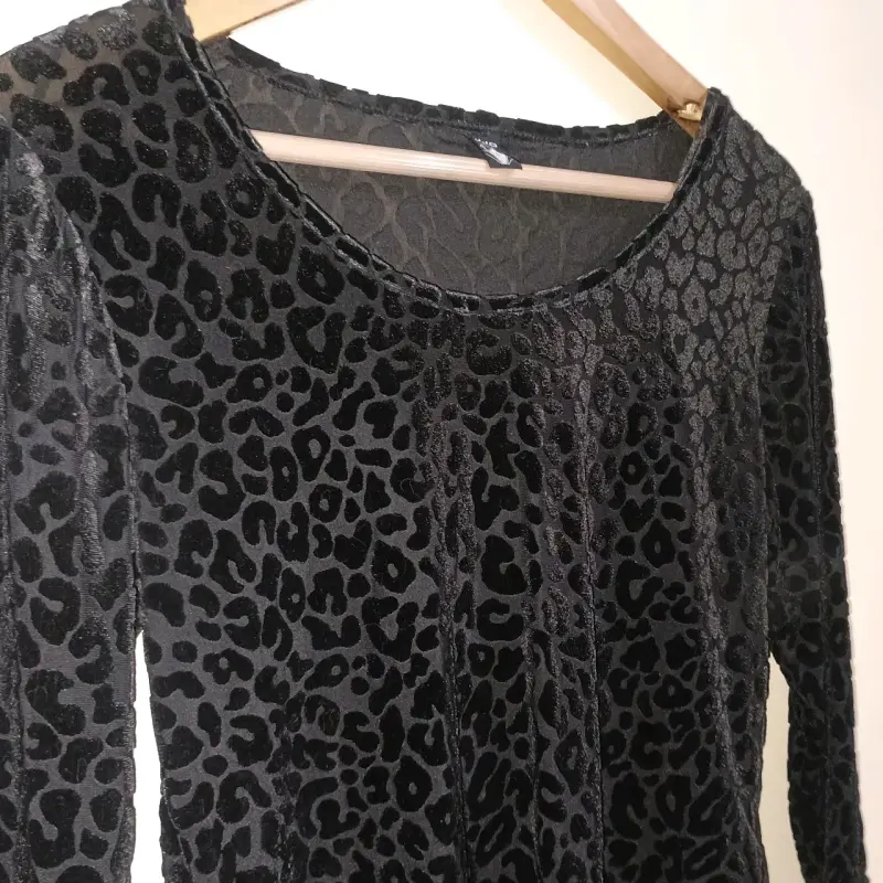 Polera de terciopelo con estampado animal print - 3