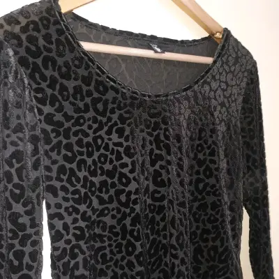 Polera de terciopelo con estampado animal print - miniatura 3